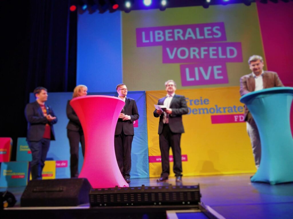 Wir sind liberales Vorfeld. Simon Kell stellt den Verband auf der Neumitgliederkongress der FDP NRW vor.